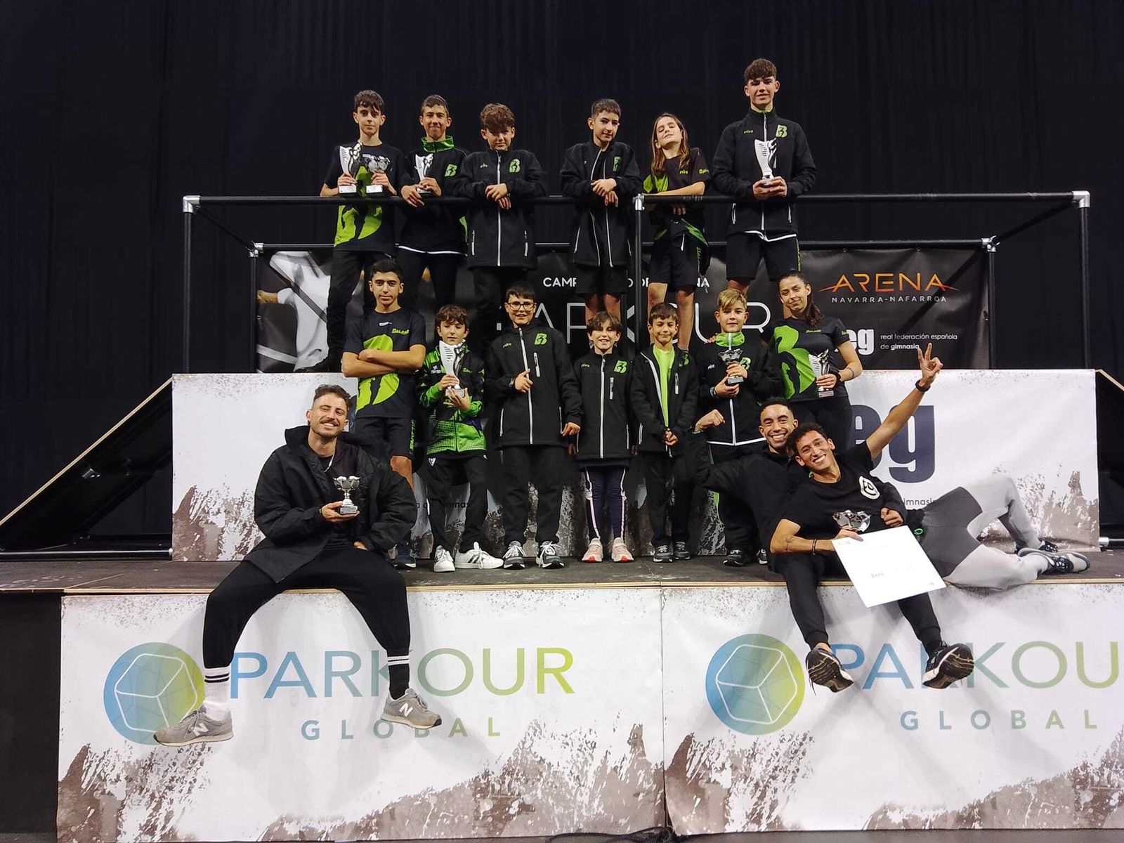 Los componentes del Club Balans de Granada posan con los logros conseguidos.