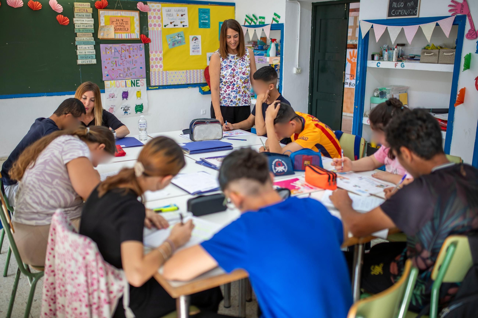 Tutoras con jóvenes en las aulas.