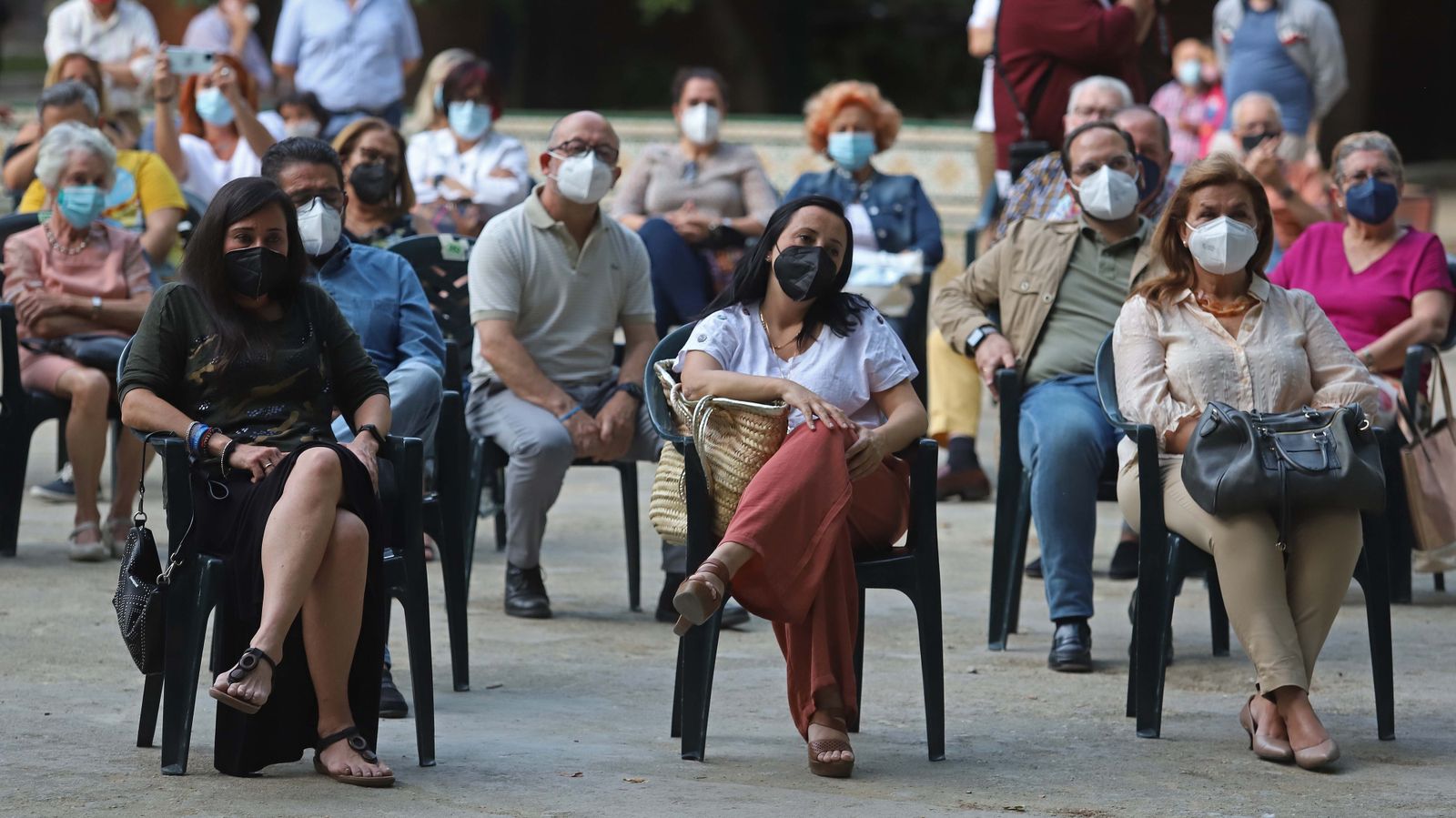 Fotos de Juan Espadas con simpatizantes del Psoe en Algeciras
