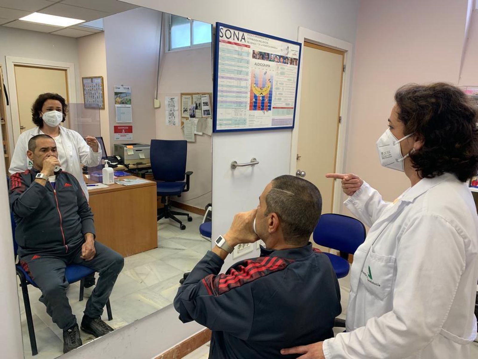 Un paciente en la consulta de rehabilitación con logopeda.