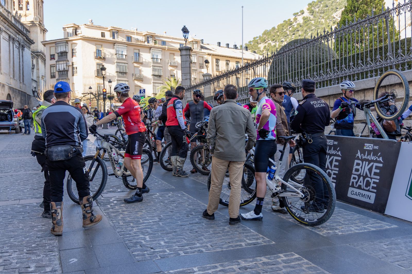 Jaén, protagonista de nuevo en la salida de la tercera etapa de la Andalucía Bike Race