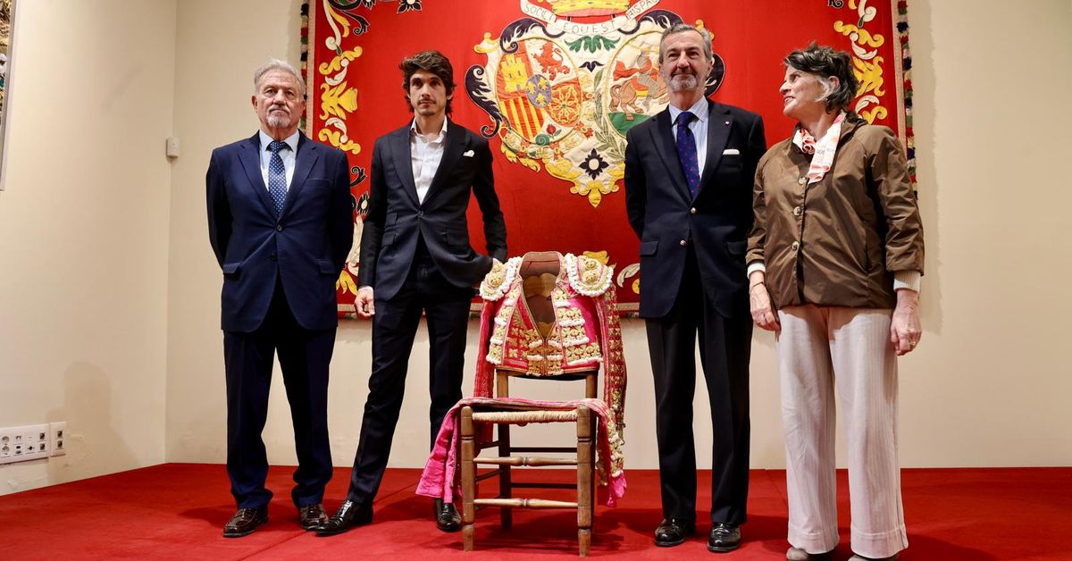 Sebastián Castella dona el vestido de su Puerta del Príncipe a la Real Maestranza