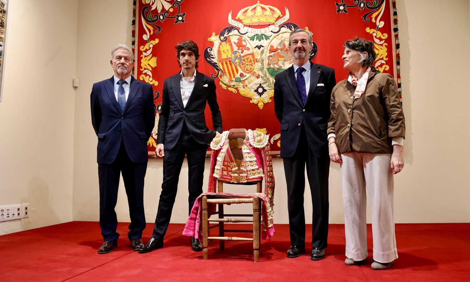 Castella, junto al teniente de Hermano Mayor de la Maestranza, el presidente Fernández-Rey y la delegada Carmen Ortiz Laynez.