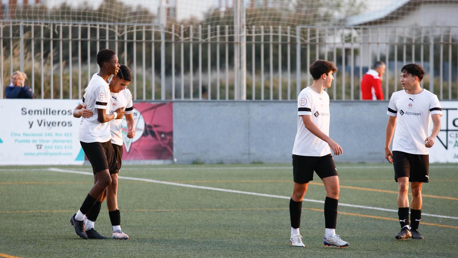 Los de la barriada almeriense celebran uno de sus cinco goles en la victoria de la pasada jornada ante el Recreativo de Huelva.