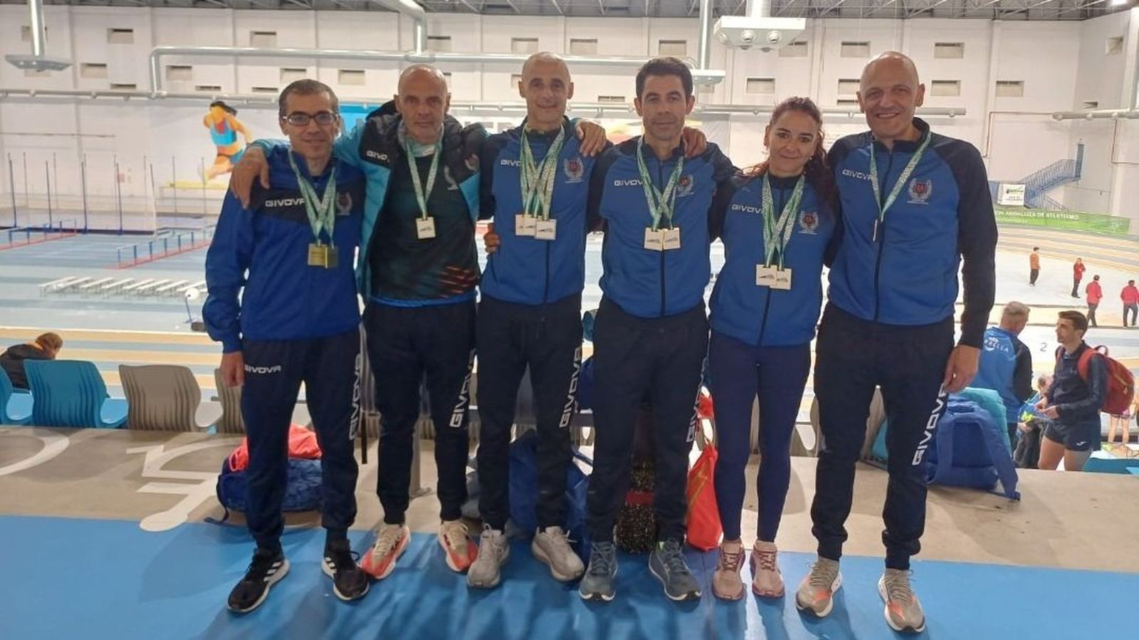 Parte de los medallistas del Veteranos de Algeciras en Antequera.