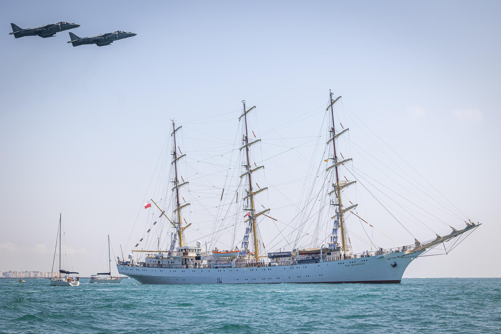 Imágenes de la parada naval desde el mar