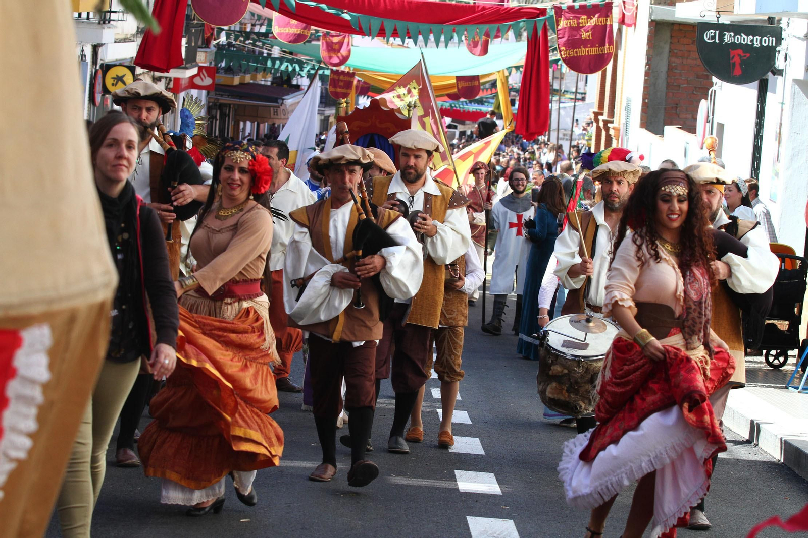 Imágenes del desfile de la XIX Feria Medieval del Descubrimiento, en Palos de la Frontera