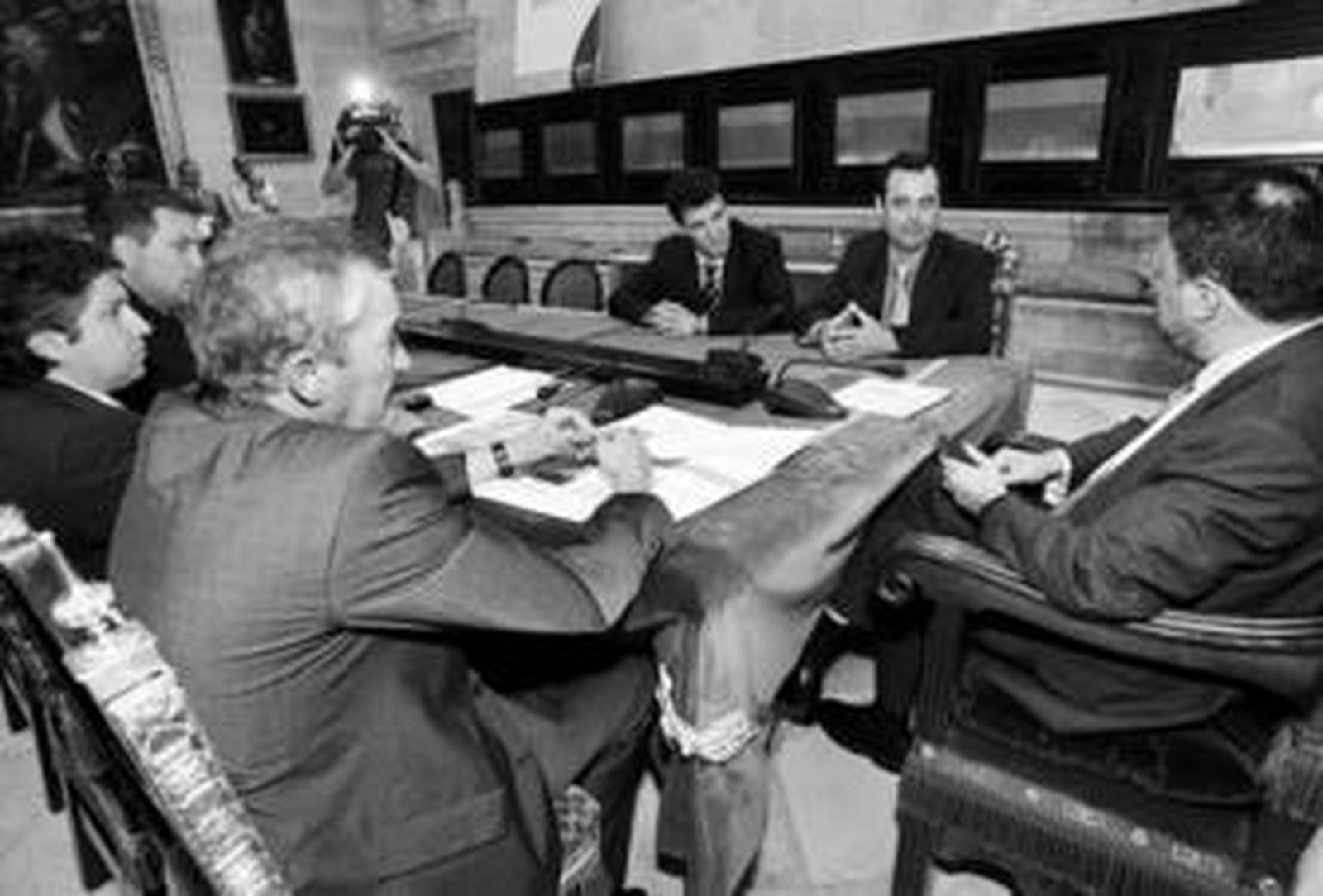 El alcalde y el presidente del Puerto reciben a los responsables de Decathlon, ayer en el Ayuntamiento.