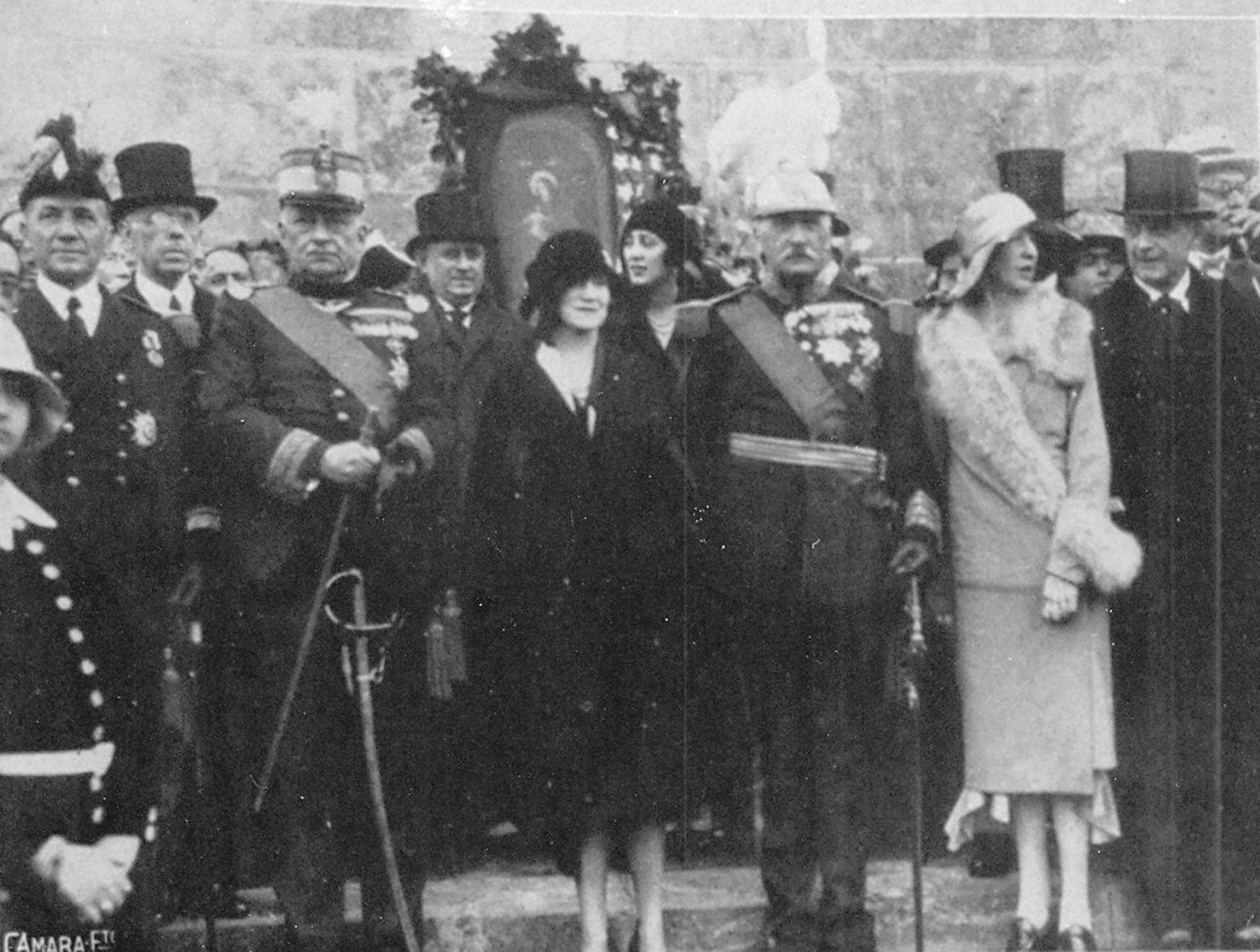 Acto de inauguración que presidió una imagen de la Virgen de la Cinta. MIss Whitney es la señora que viste de claro.