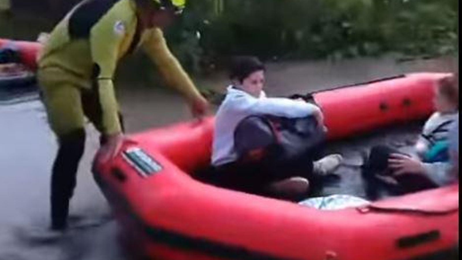 Un bombero evacúa de la zona inundada de Gibraleón a una familia con una balsa hinchable. Un bombero evacúa de la zona inundada de Gibraleón a una familia con una balsa hinchable.