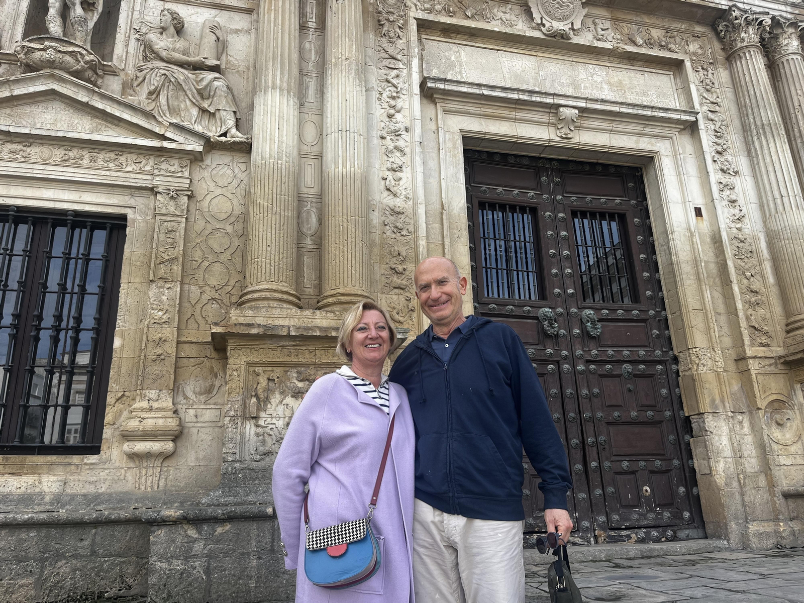 Simonetta y Lorenzo, frente al Cabildo viejo.