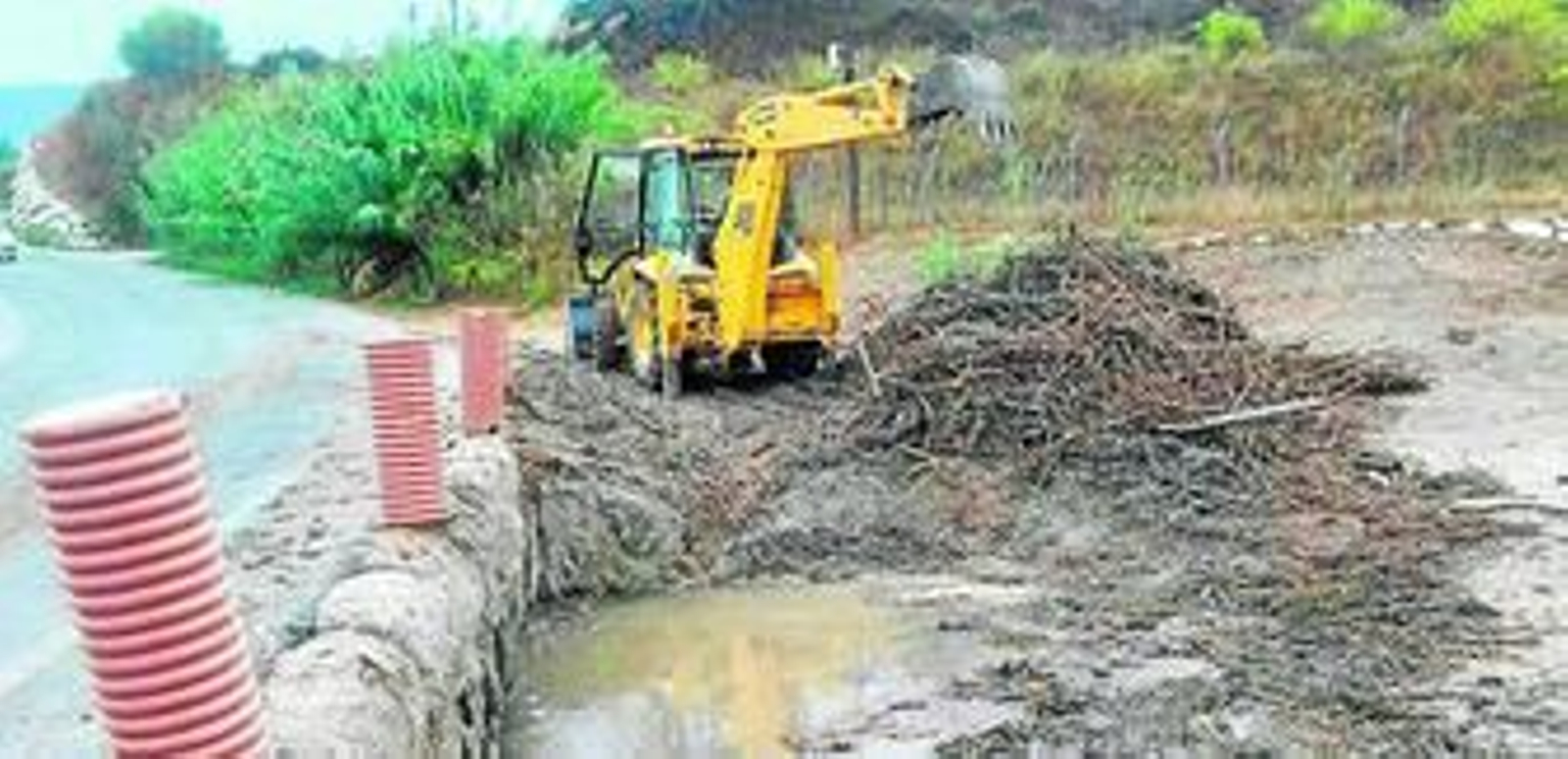 Una máquina realizaba ayer labores de limpieza en el arroyo del Valle de Alhaurín de la Torre tras las intensas precipitaciones.