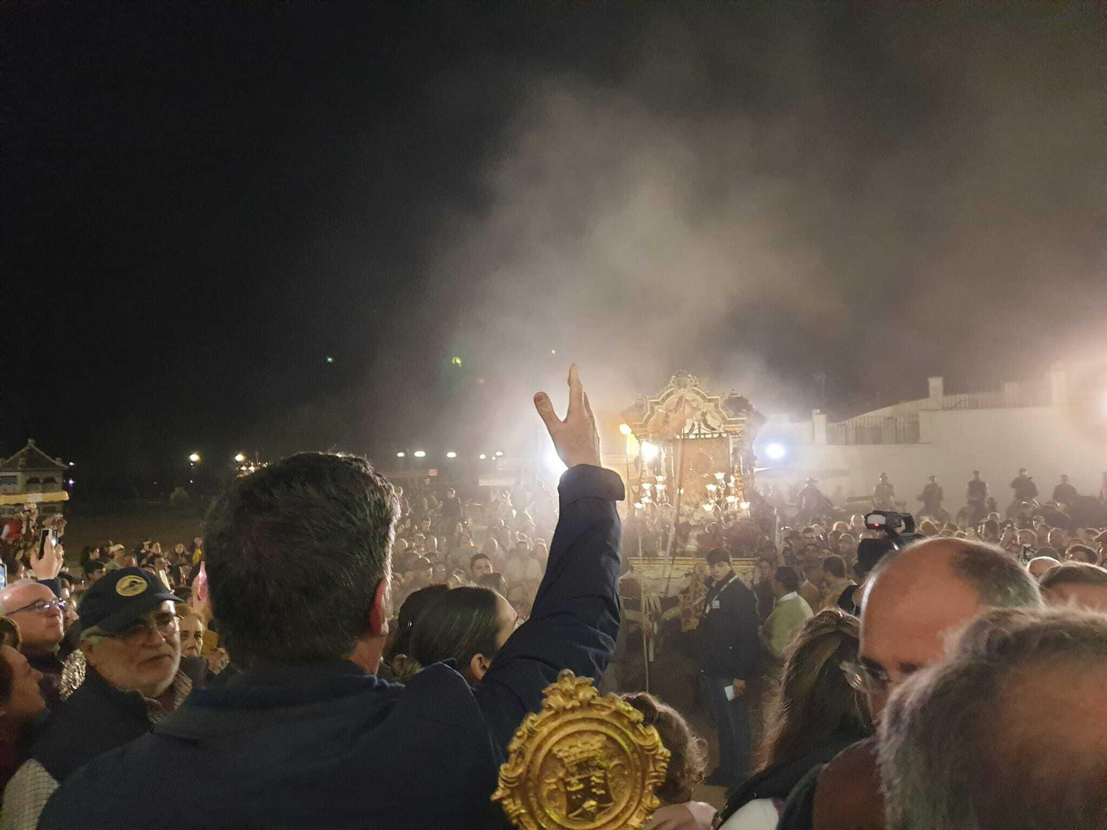 La llegada de la carreta con el simpecado de Bollullos de la Mitación al santuario de la Virgen del Rocío.