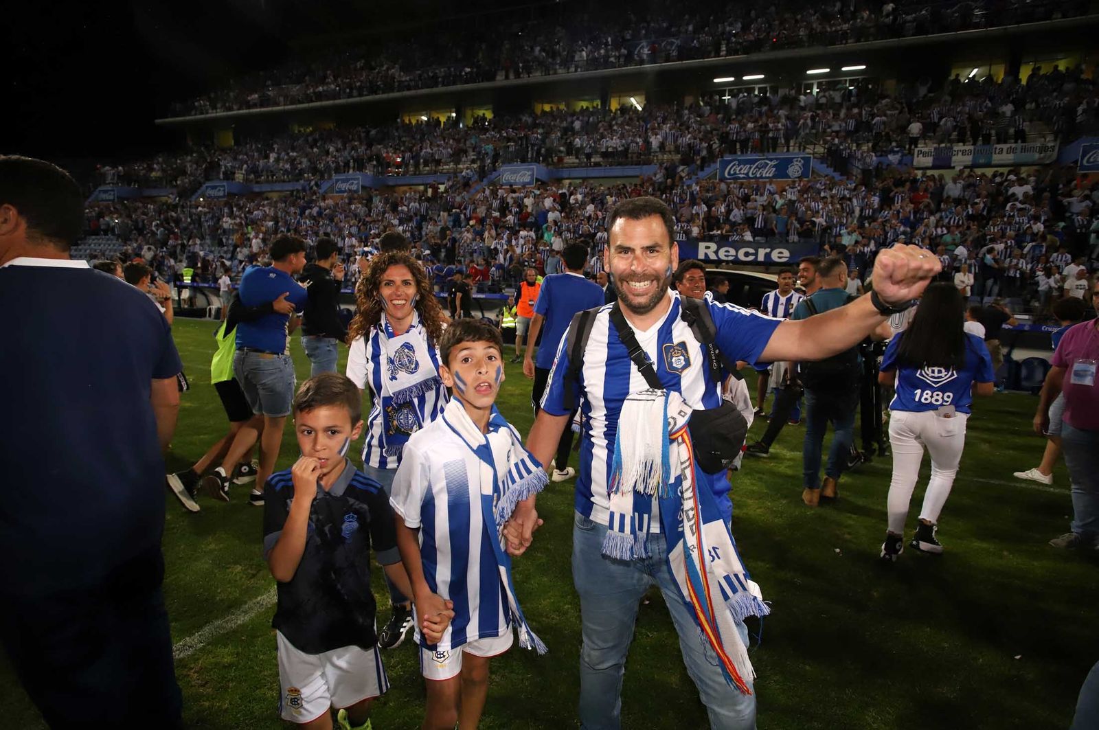 Imágenes del gran ambiente en el Nuevo Colombino en el ascenso del Recre