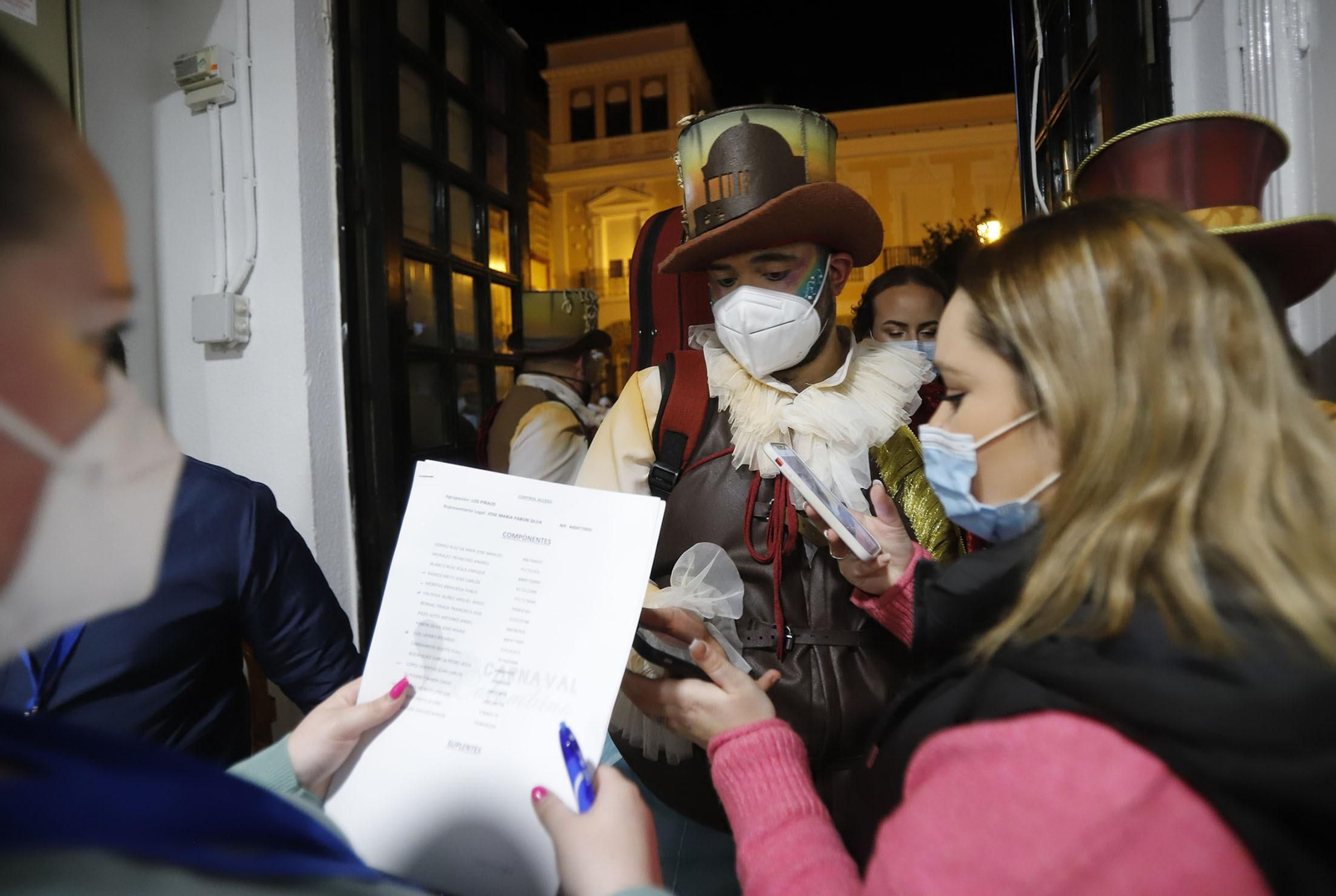 Imágenes del ambiente en el primer día del concurso de agrupaciones del Carnaval Colombino