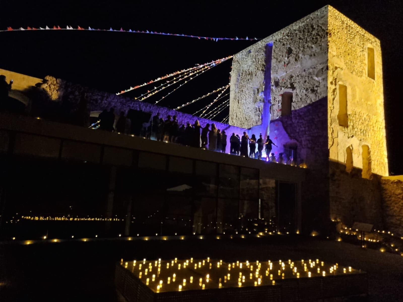 Noche en uno de los castillos de Jaén a la luz de las velas.