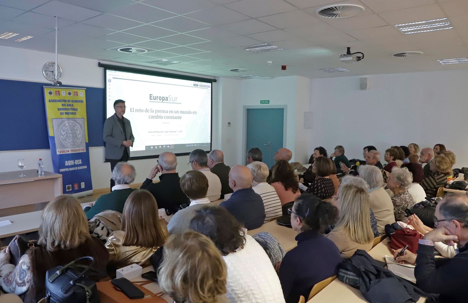 El director de 'Europa Sur', Javier Chaparro, durante la clase magistral a los alumnos del Aula de Mayores.