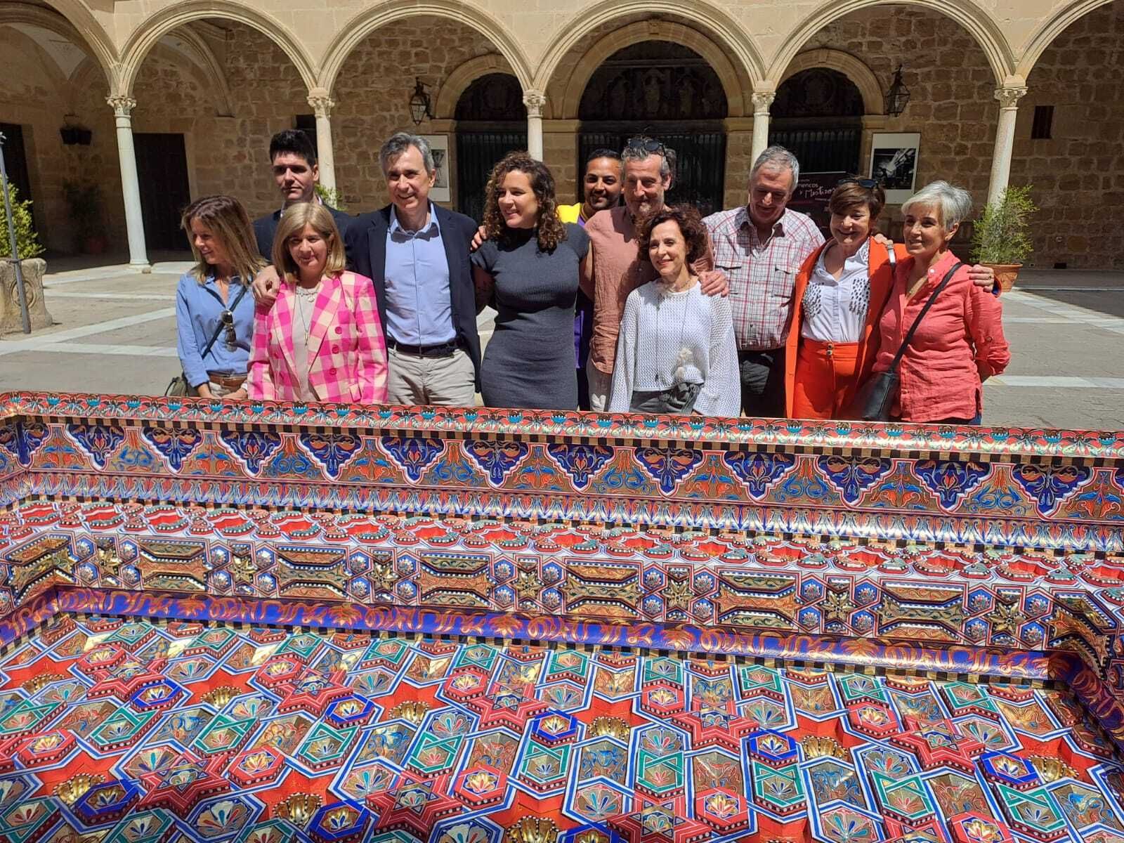 Parte del equipo artesano con la alcaldesa de Úbeda y el promotor de la iniciativa, Juan Naya.