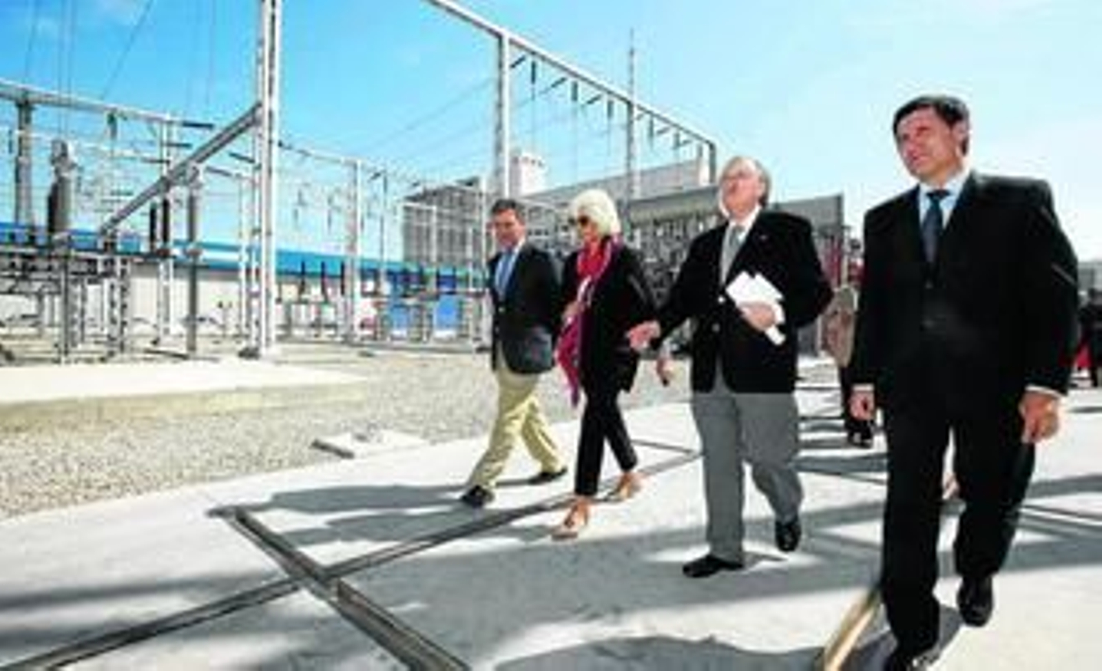 Teófila Martínez y José Blas Fernández, en el centro de la imagen, recorren las instalaciones de la nueva subestación.