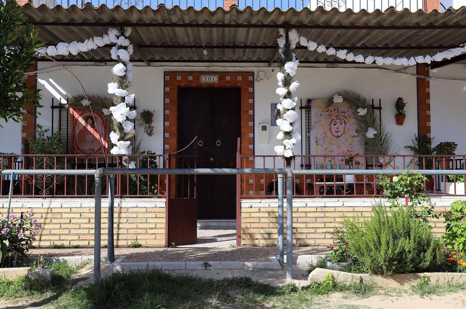 Casa engalanadsa en El Rocío con las imágenes de la Virgen