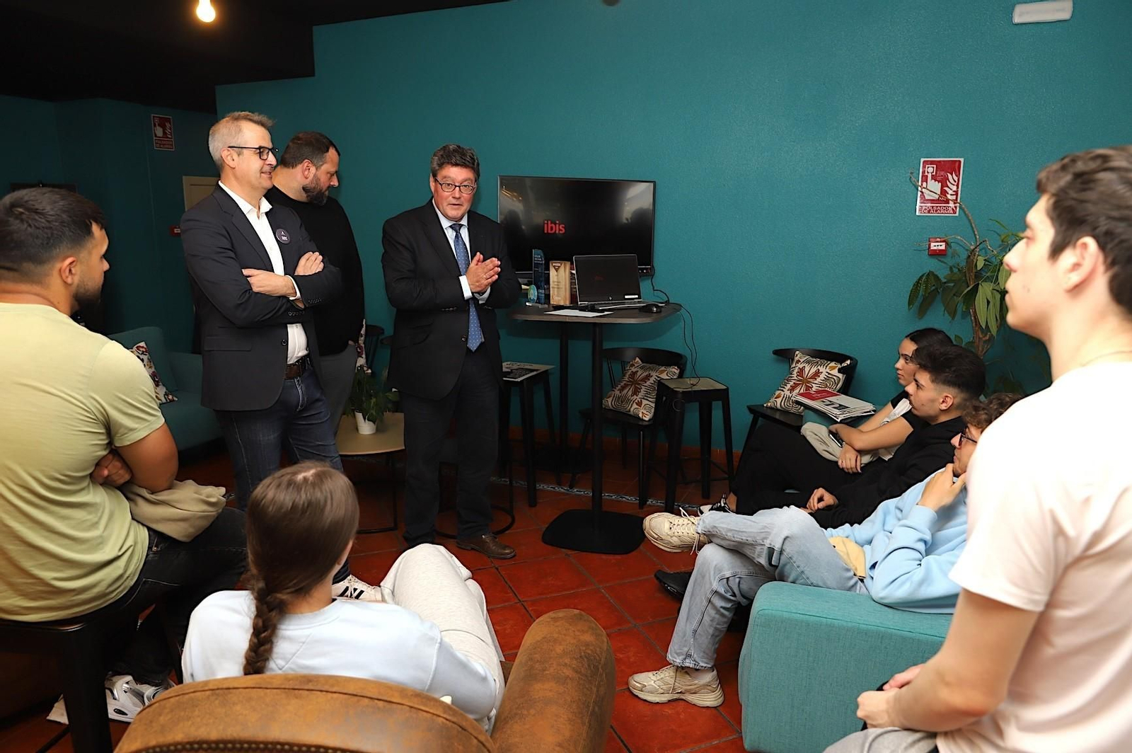 Un instante de la visita al Hotel Ibis.