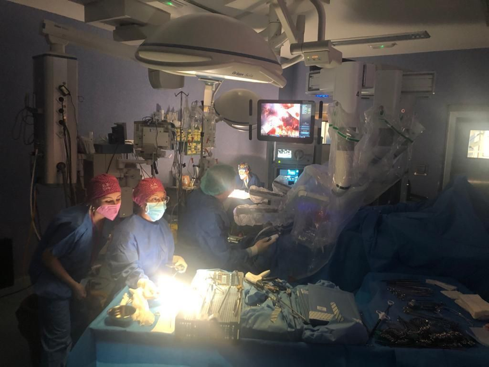 Una intervención del equipo de Urología del Hospital Torrecárdenas con el robos Da Vinci