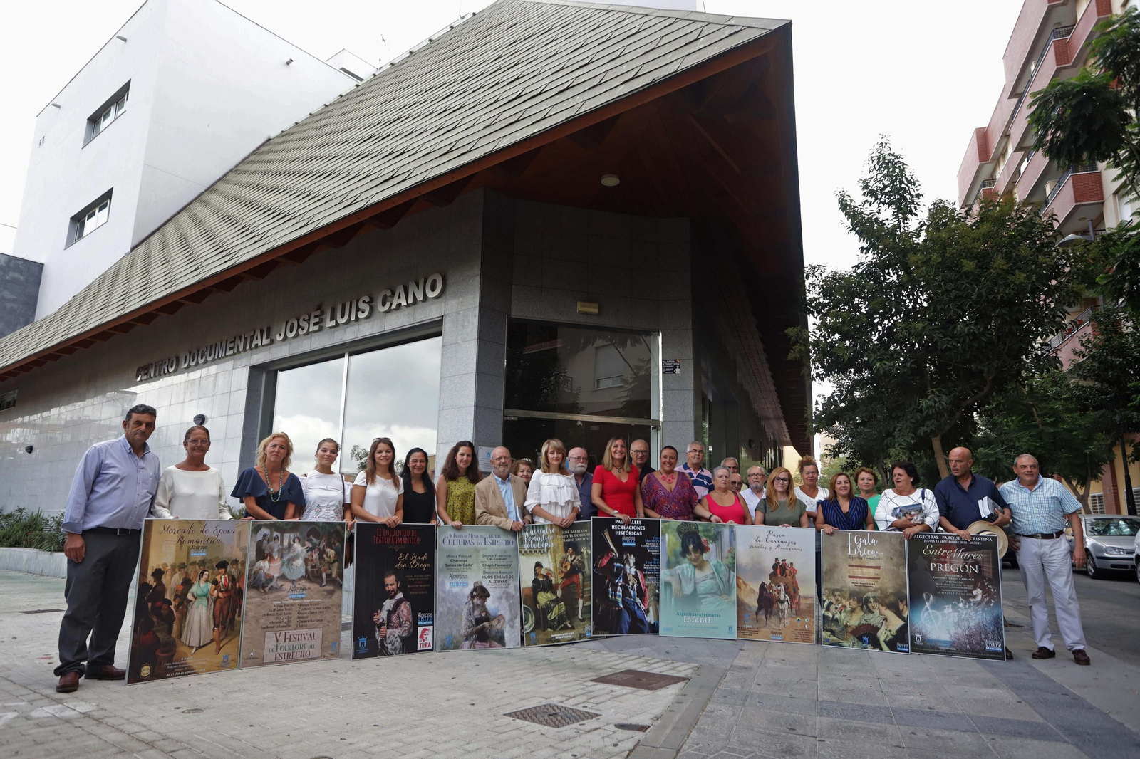 Los organizadores y colaboradores de Entremares, con los diferentes carteles de las principales actividades.