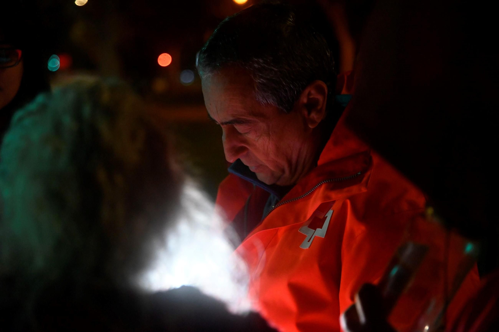 Una noche en la calle con la Cruz Roja de Córdoba, en imágenes