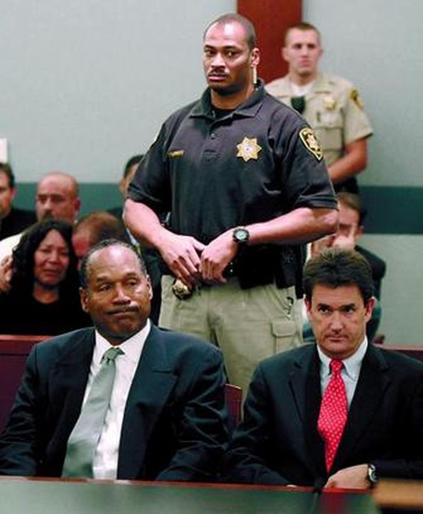 O. J. Simpson escucha el veredicto junto a su abogado.