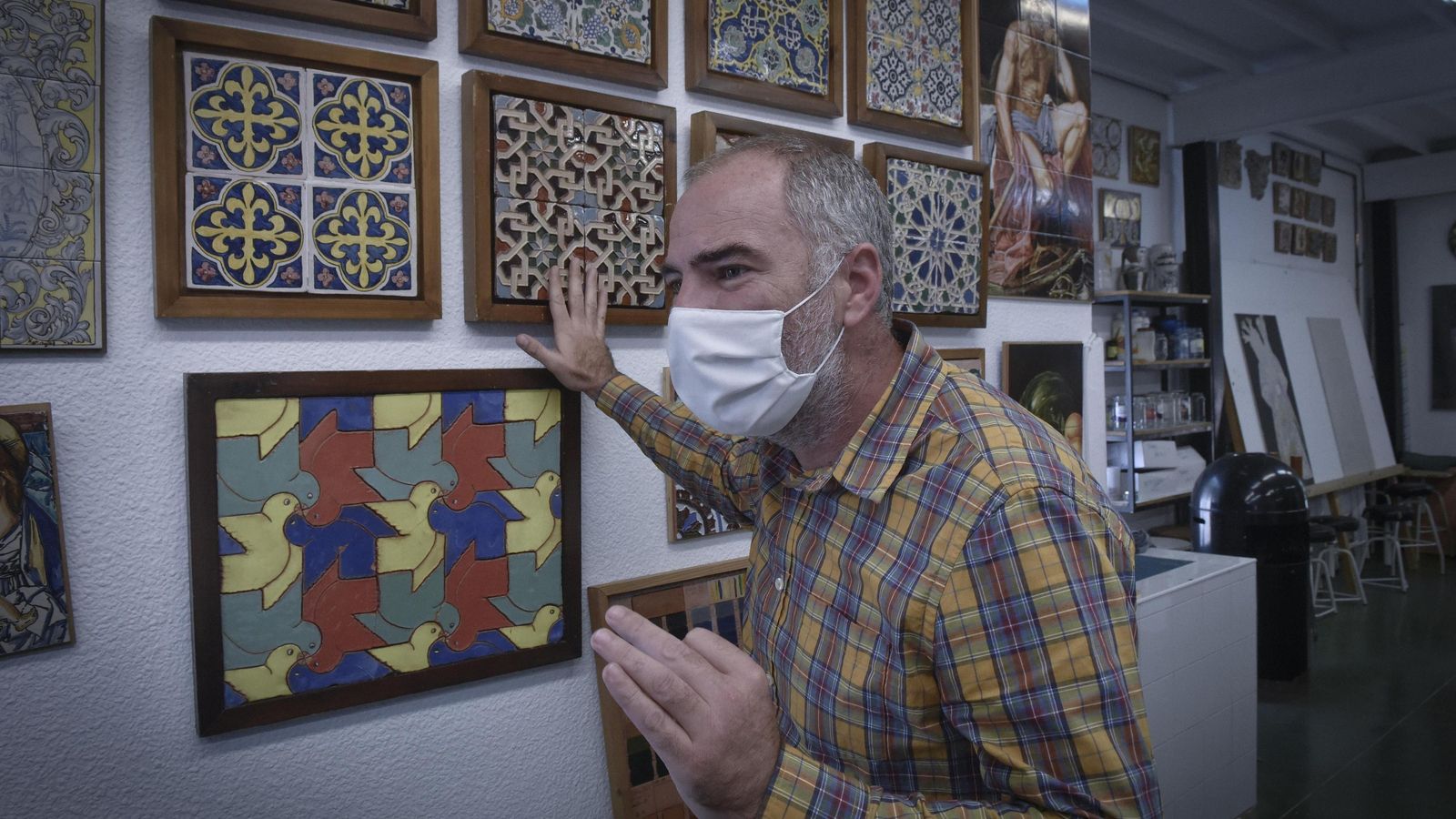 Juan Manuel Anguas explica las distintas técnicas tradicionales de la pintura cerámica.