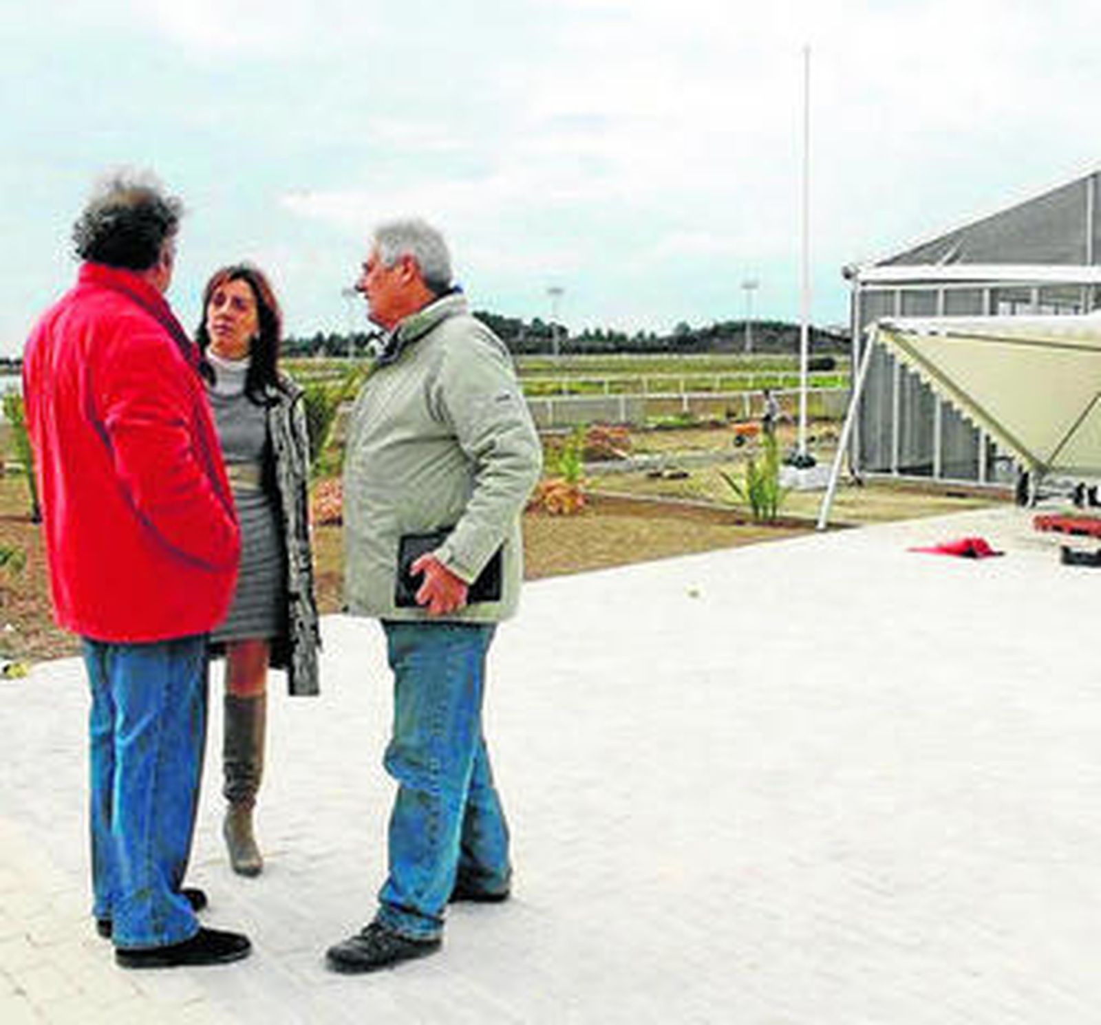 Responsables municipales ayer en el hipódromo de Mijas.