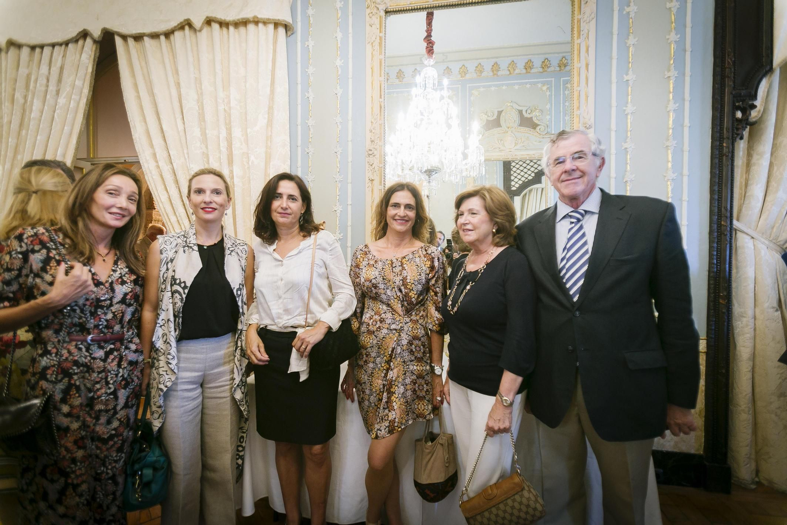l María Jesús Joly, Diana Domecq, Rosario Joly, Rosa Joly, Auxiliadora González de la Vega e Ignacio Höhr en el cóctel en el Casino que siguió a la conferencia de la presidenta del Congreso de los Diputados.