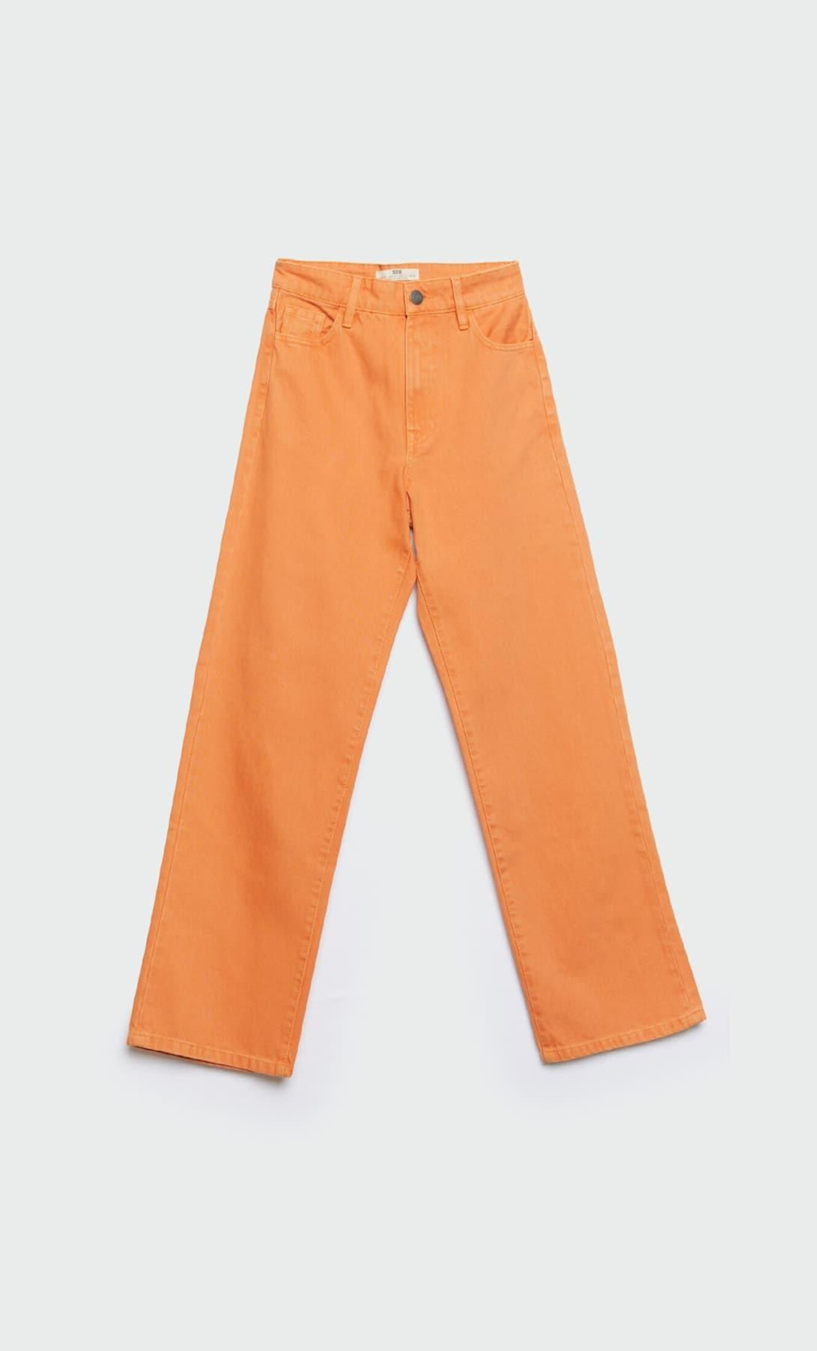 Vaqueros naranja de Stradivarius.