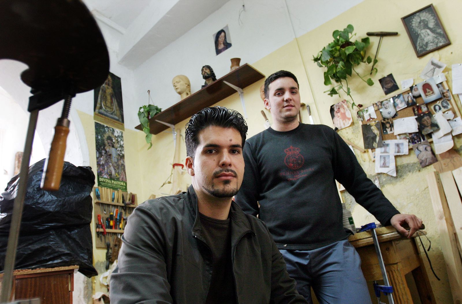 Imagen de archivo de José María Ruiz Montes (en primer término) y Juan Vega Ortega, en el taller de este último.