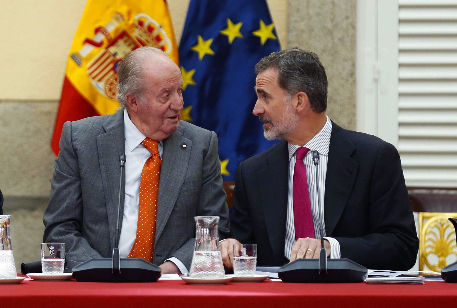 El Rey emérito y Felipe VI durante un acto en Madrid.