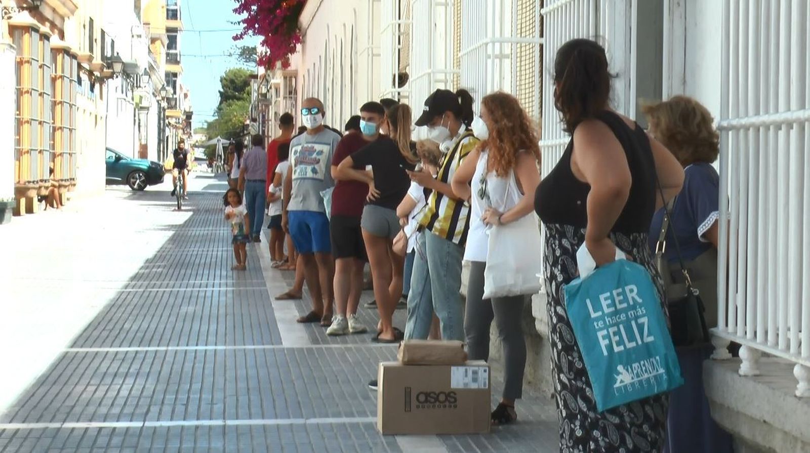 Colas de usuarios de Correos en Puerto Real