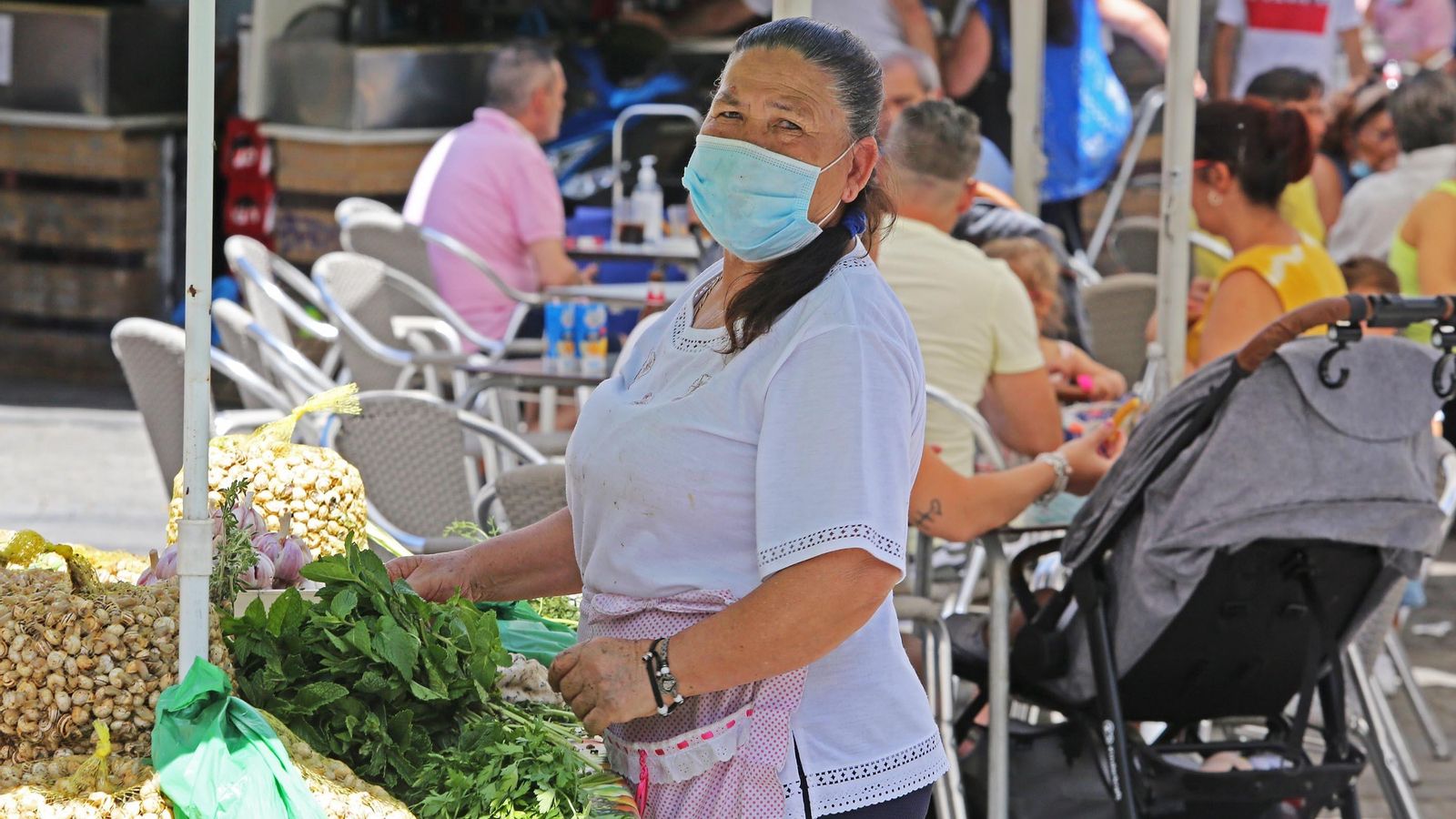 Una vendedora ambulante ayer con caracoles en la calle Doña Blanca