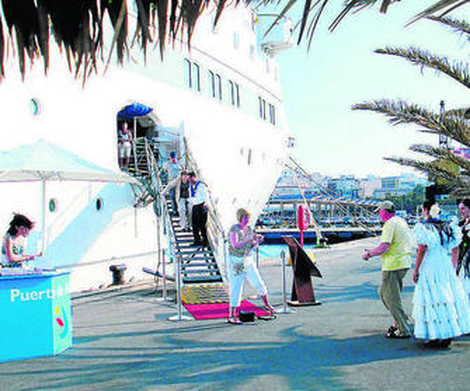 Turistas desembarcan en el puerto de Almería.
