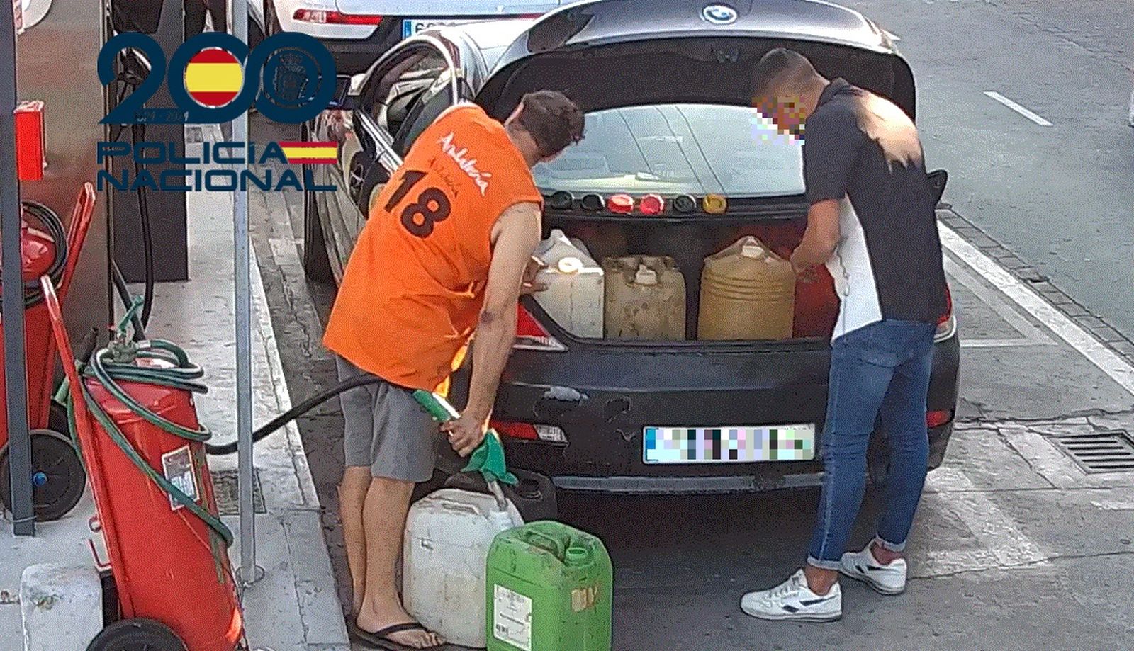 Parte de la banda desarticulada cuando llenaba garrafas de combustible en una gasolintera.