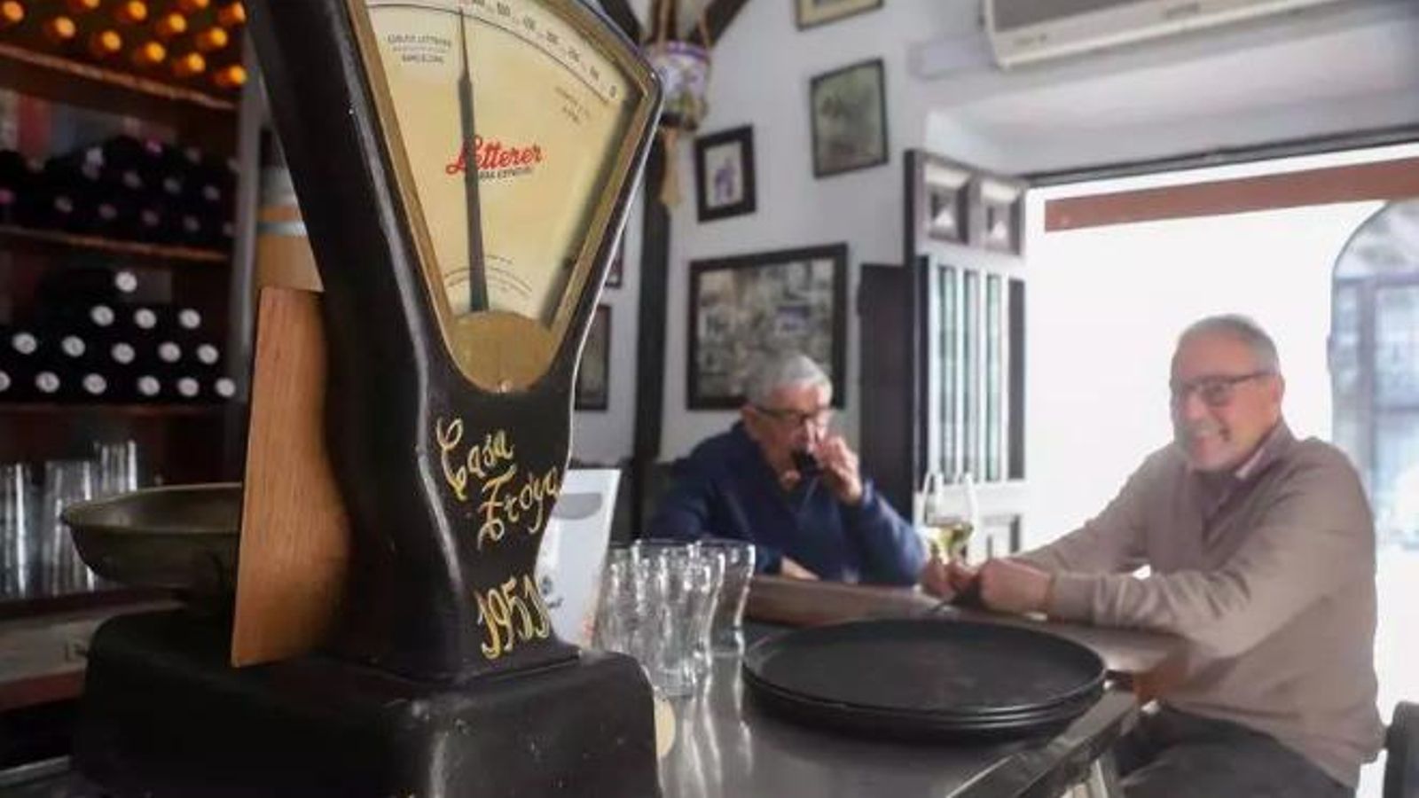 Peso del bar Pepe Troya situado sobre la barra