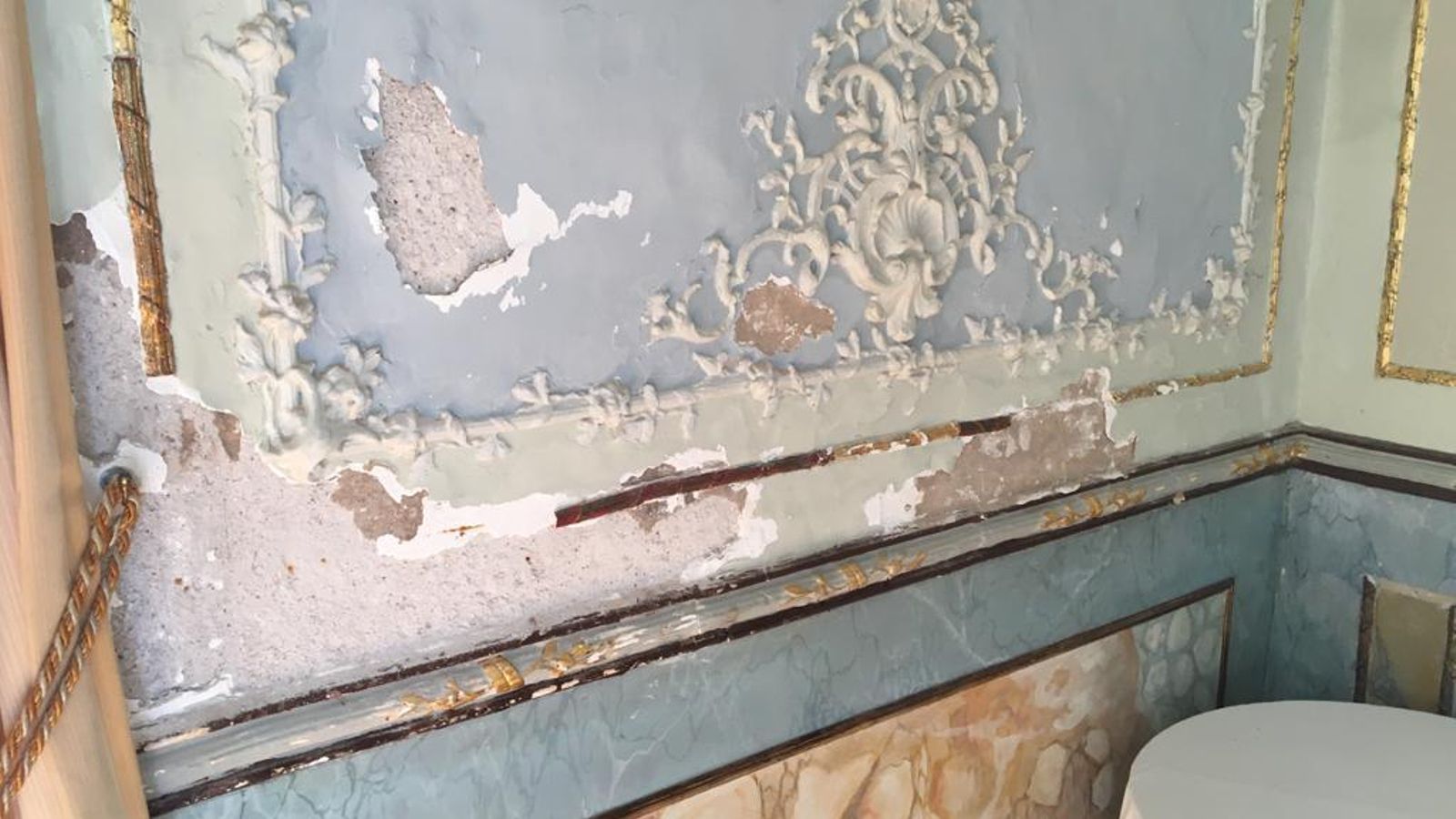 Desconchones en uno de los salones nobles.