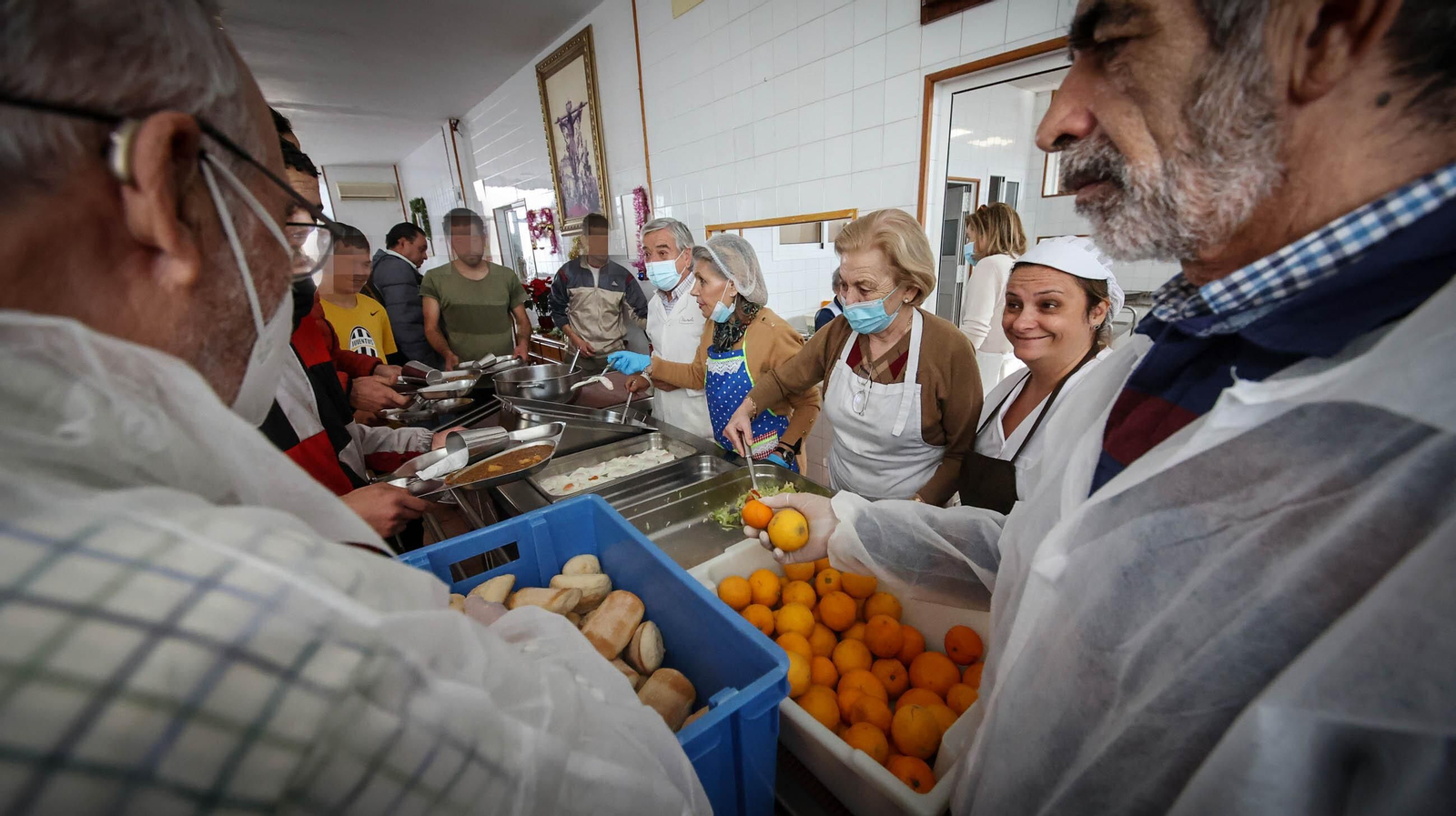 Reparto de comida en el comedor El Salvador.