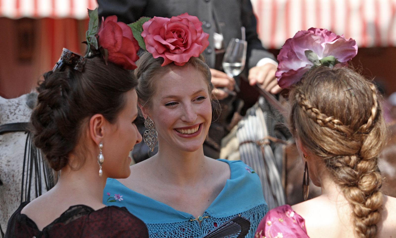 Una norteamericana habla de la Feria de Sevilla en redes y los usuarios la declaran "oficialmente española"