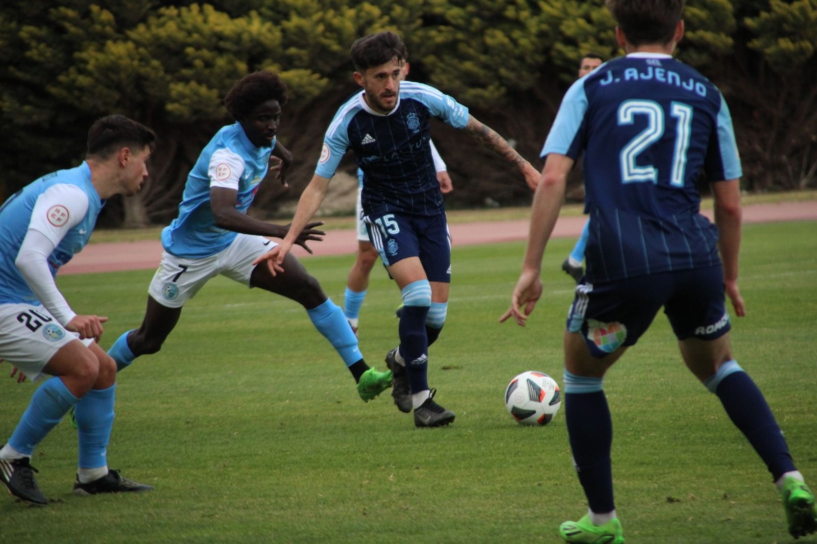 Josema Gallego controla el balón en el encuentro ante El Ejido.