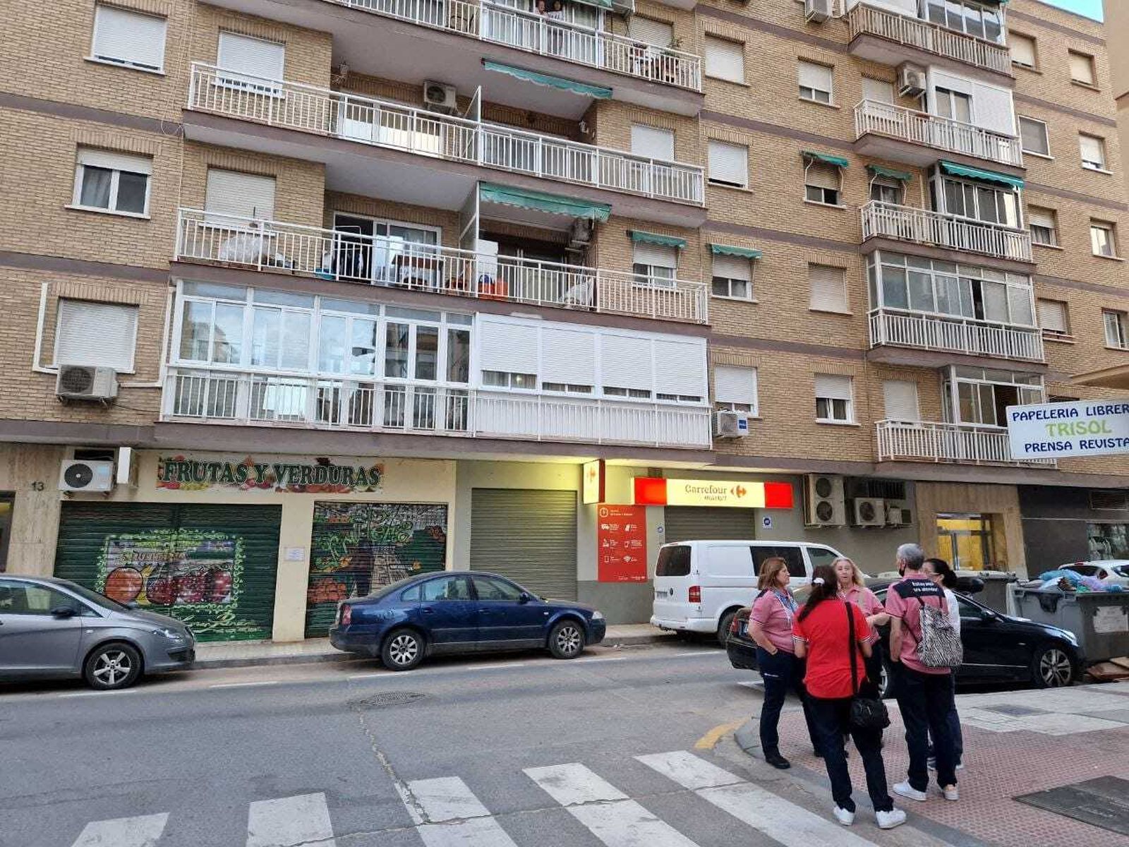 Varios vecinos de la zona en la puerta del establecimiento, este martes.