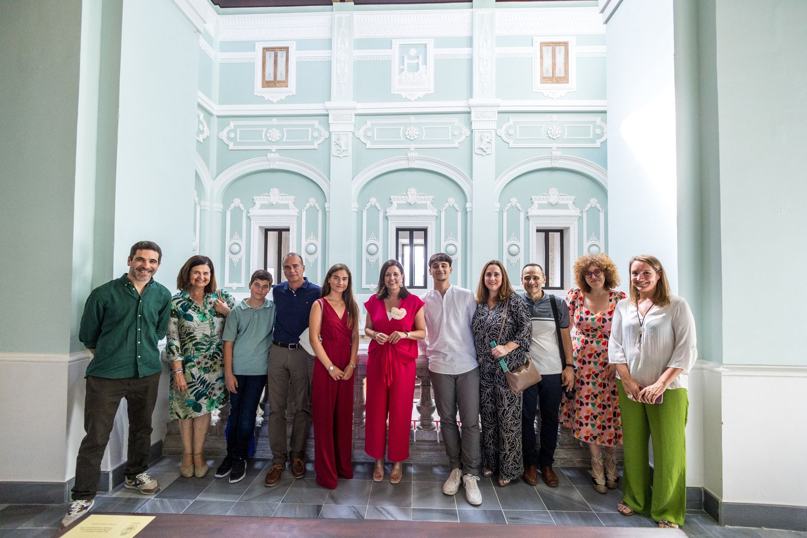 Los dos alumnos de San Fernando con la nota de Selectividad más alta, con familiares y docentes en el Ayuntamiento.