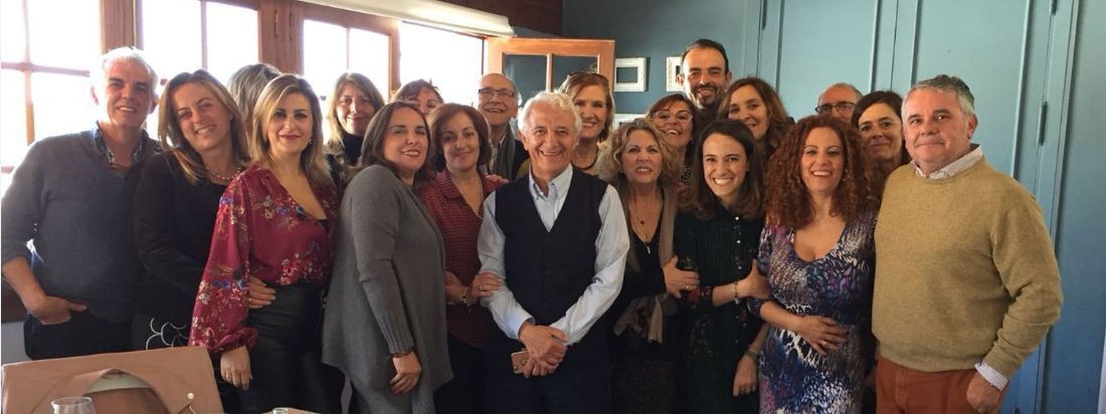 El doctor Omar, rodeado de sus compañeros y colaboradores en estos años.