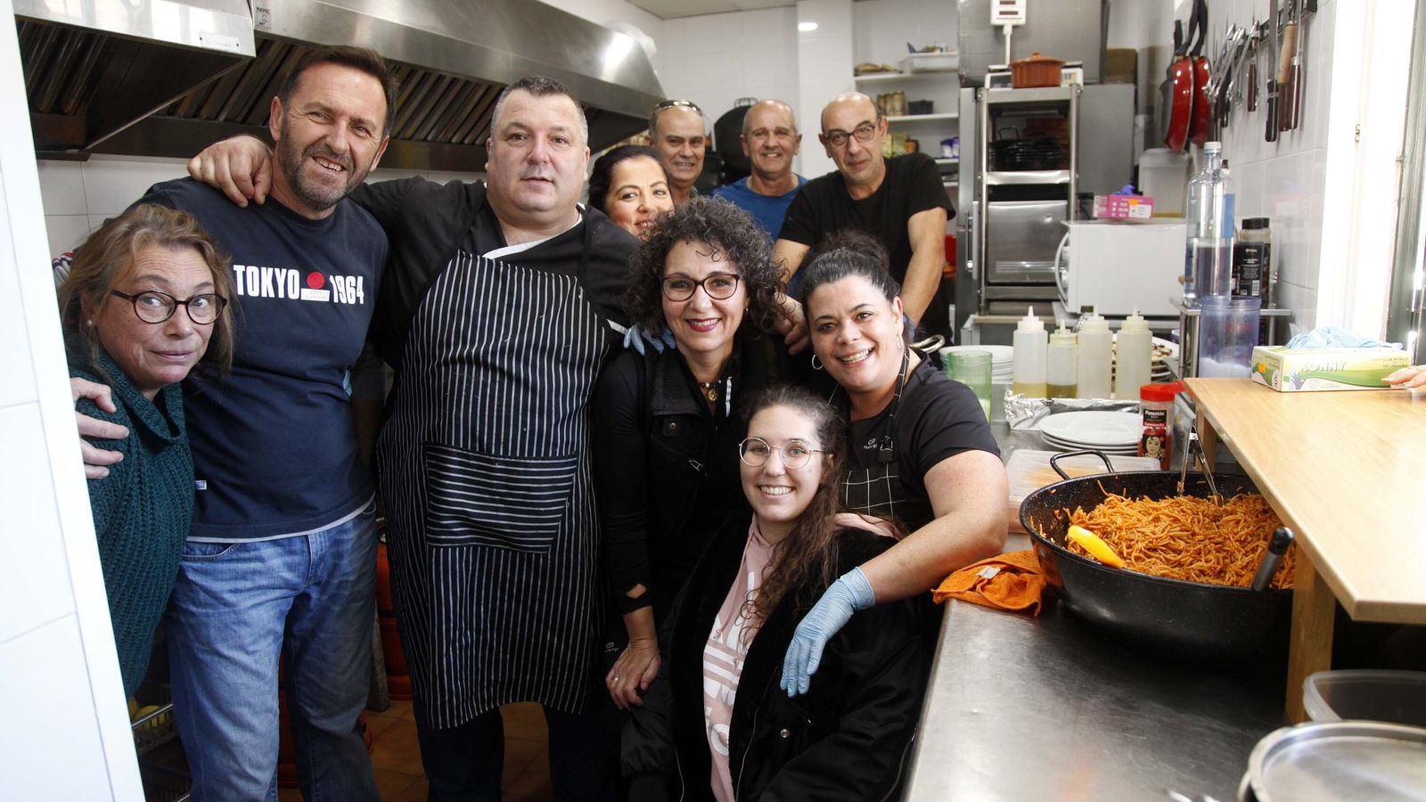 Francisco Torres, en el centro, propietario de la brasería freiduría la Peña de Isla Cristina, junto con su equipo en una imagen de archivo