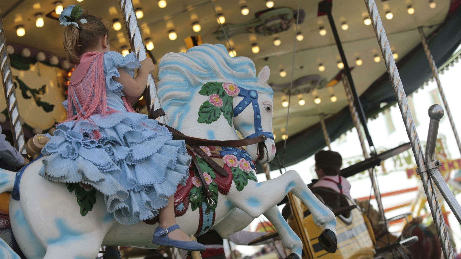 Niños en uno de los tiovivos de la calle del Infierno.