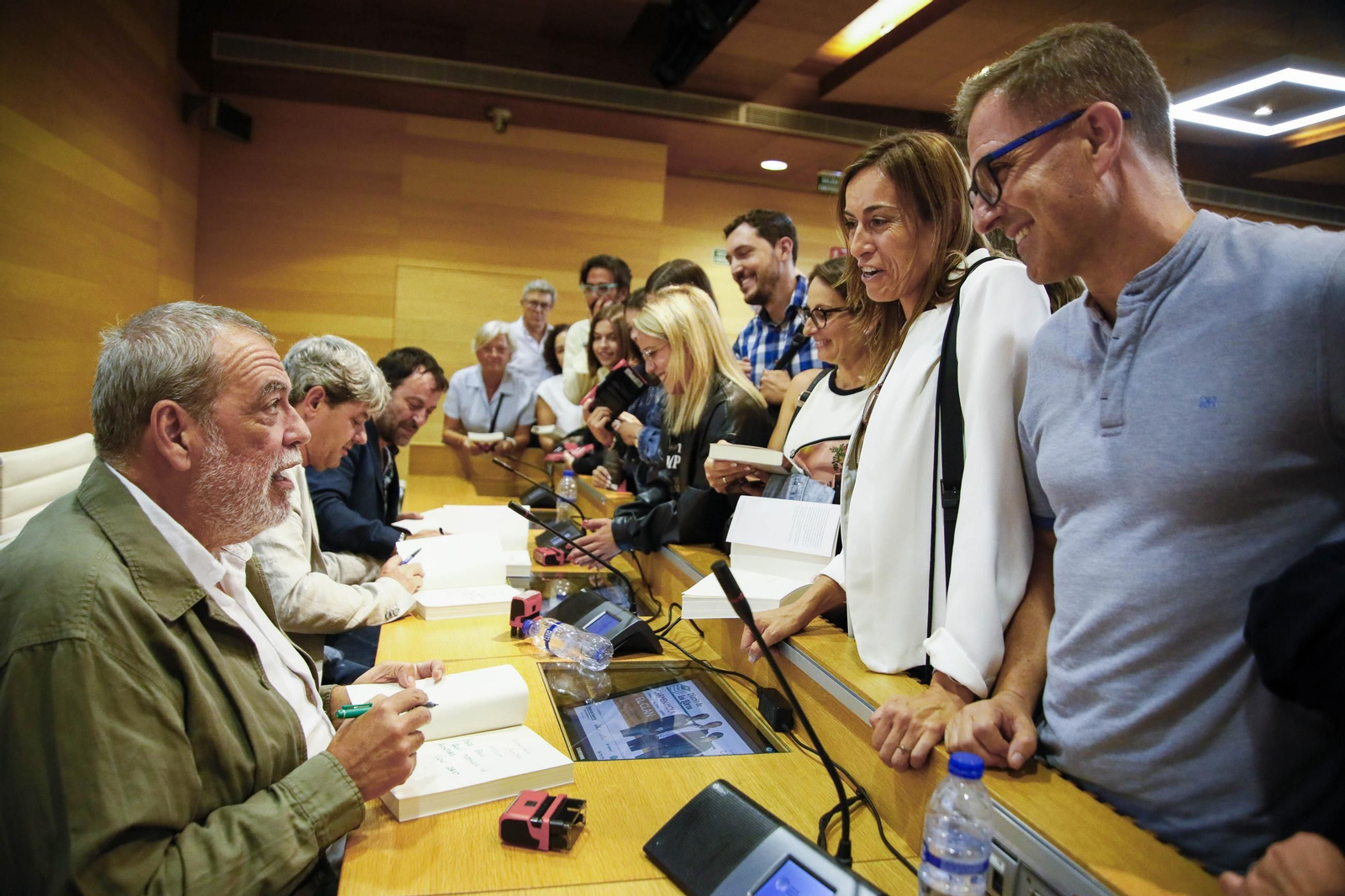 Carmen Mola presenta su libro "El clan" en la Casa de las mariposas de Almería, en imágenes